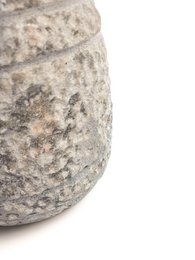 V.l24 Türstopper aus Stein mit Ring aus gealtertem Eisen