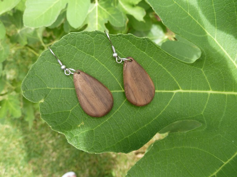 Drop-shaped hanging earrings made of fine walnut wood, very light, matt oiled surface