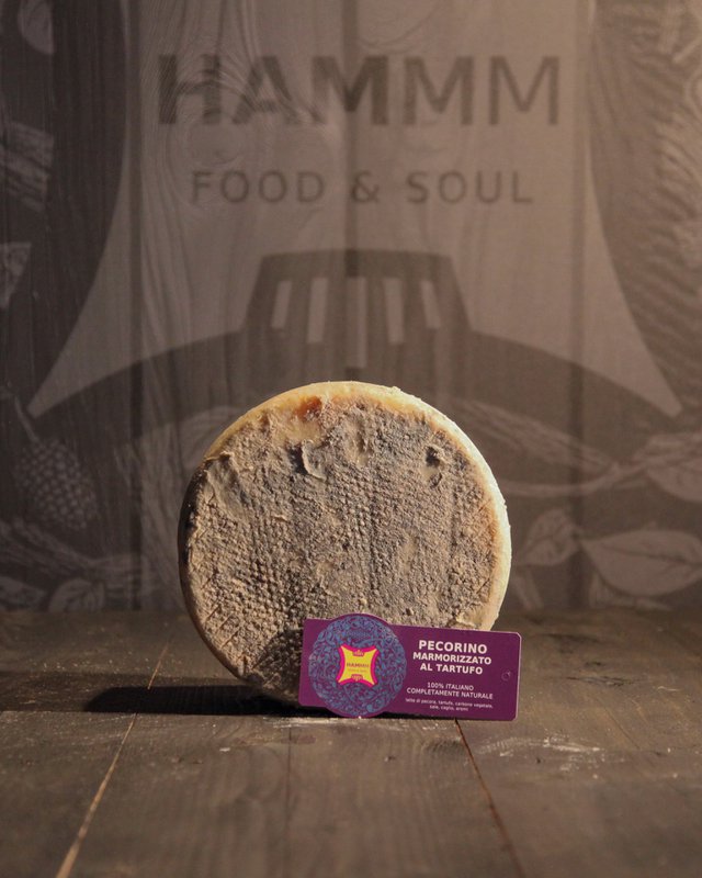 🇬🇧 Pecorino marbled with truffles – artisanal cheese refined with truffles