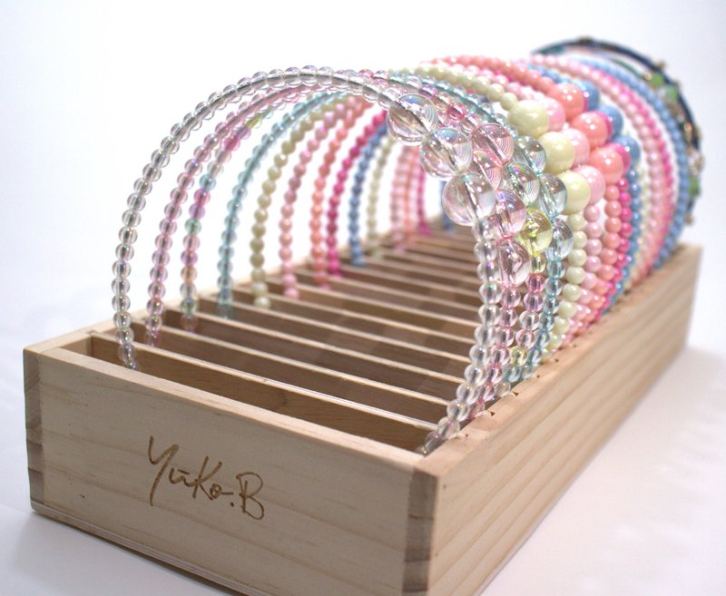 YUKO B HEADBAND OFFER. Wooden display including the entire collection of headbands, 2 per model and 34 in total