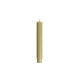Set of 20 beige olive dinner candles, each measuring 2.6 x 18 cm.