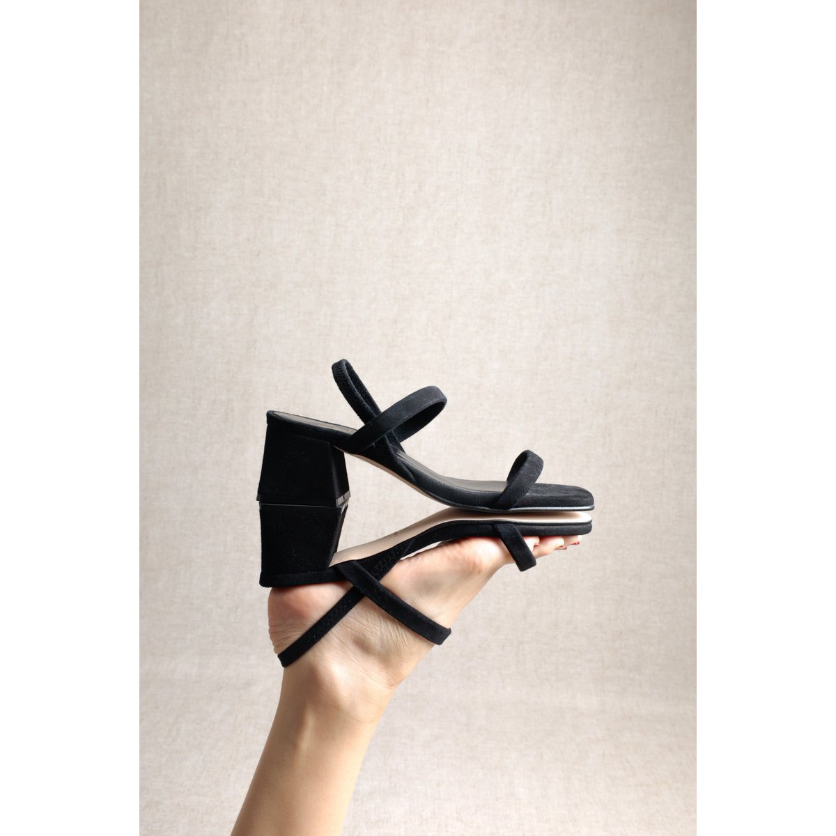 POPPY BLACK – Suède sandalen met blokhak