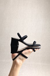 POPPY BLACK – Suède sandalen met blokhak