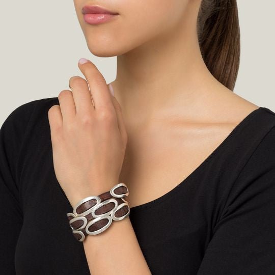 Drievoudig zilveren en bruin leren armband met gespen