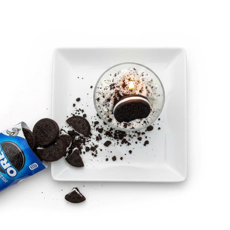 LAVURI Nòrio Dessert Candle CUP, cookie vanilla scent, black/white colored, handmade bio vegan soy wax - Duftkerze