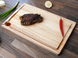 Tabla de cortar de madera de fresno con ranura para jugo
