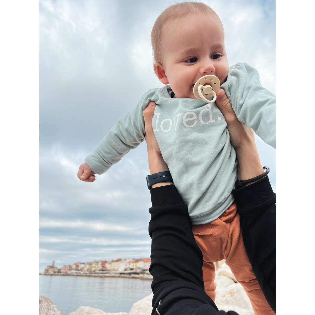 Hellblauer Bio-Baby-Oversize-Pullover mit Aufdruck