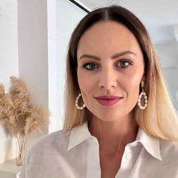 MINDY – Drop Earrings with Gold River Pearls