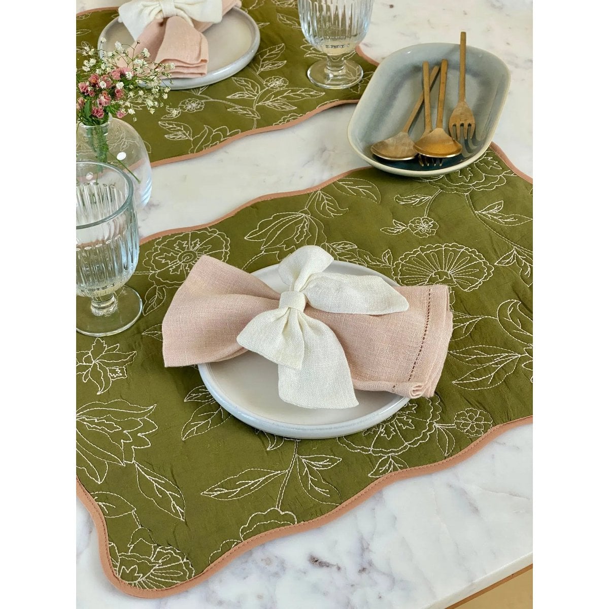 Tafelmat | Rosabelle Chintz Olive Scallop Matten-set van 2 van Sanctuary Living