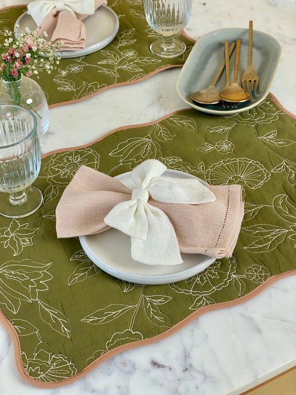 Tafelmat | Rosabelle Chintz Olive Scallop Matten-set van 2 van Sanctuary Living