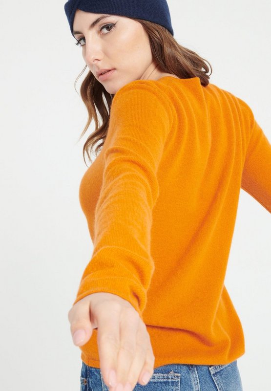 LILLY 2 Pompoenoranje kasjmier trui met V-hals