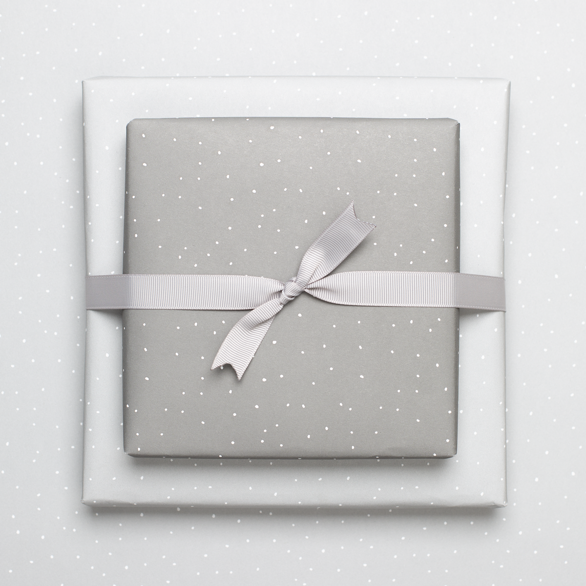 Lichtgrijs verpakking papier met punten - ideaal als inpakpapier voor bruiloft of voor geschenken voor geboorte of doop, neutraal inpakpapier