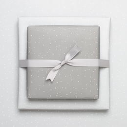 Hellgraues Geschenkpapier mit Punkten - ideal als Geschenkpapier für Hochzeit oder für Geschenke zur Geburt oder zur Taufe, neutrales Geschenkpapier