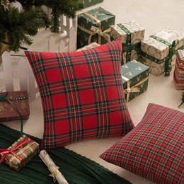 Weihnachtskissen in rotem Schottenmuster