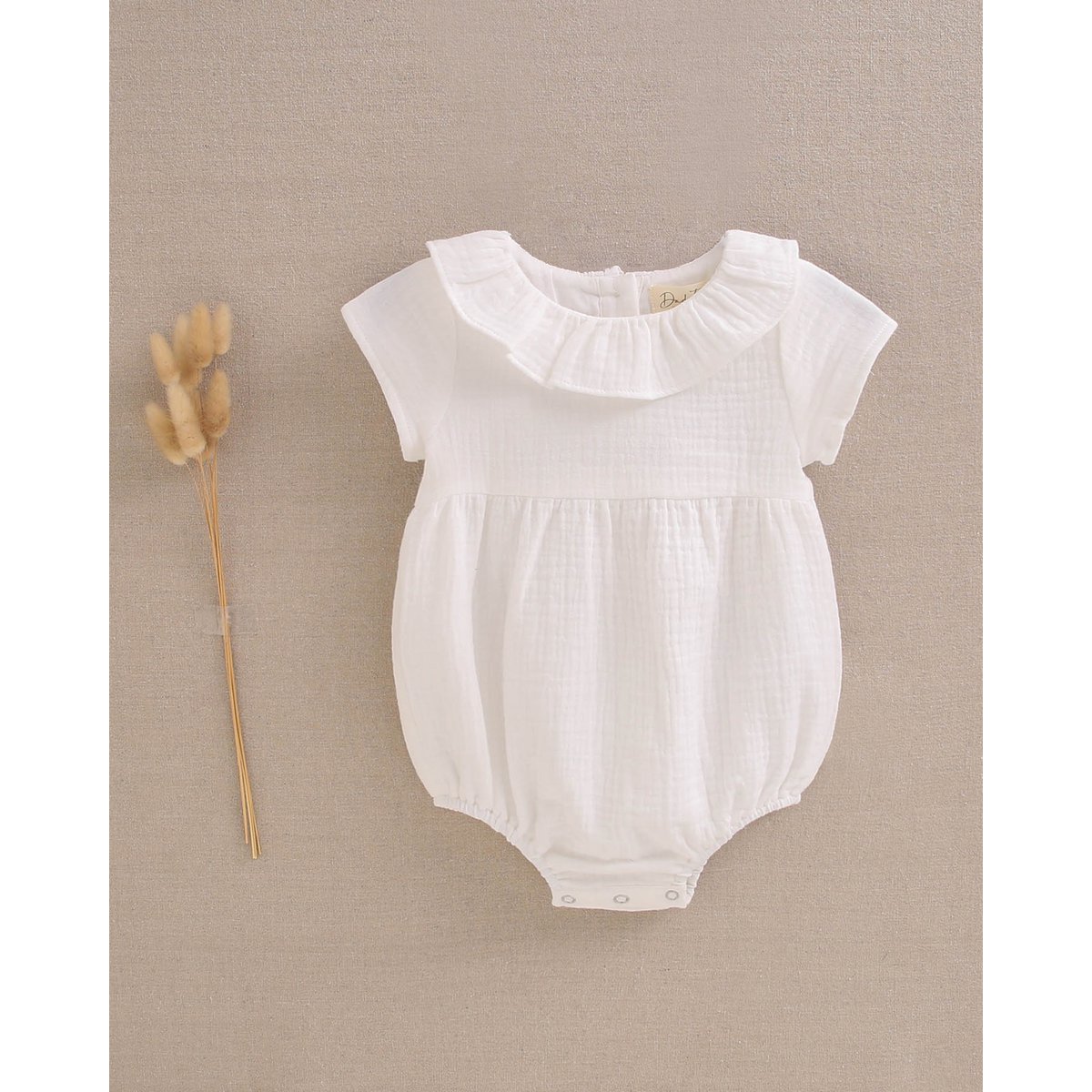 Weißer Chiffon-Baby-Strampler der weißen Baby Jungen mit Rüschenkragen M92-21510134