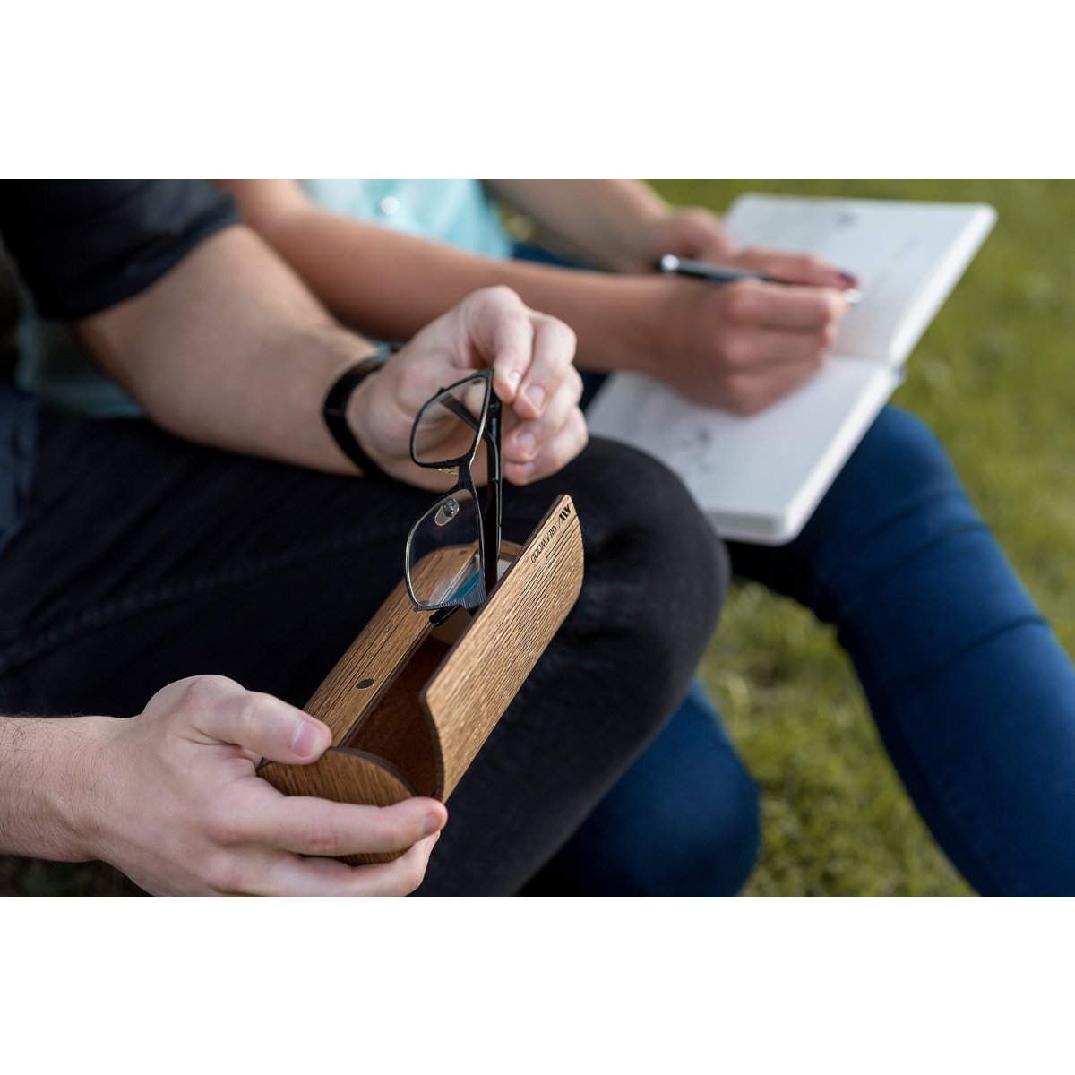 Krea-Wood houten handgemaakte brillenkoker met magneet. Gemaakt door eikenhout, bruine kleur