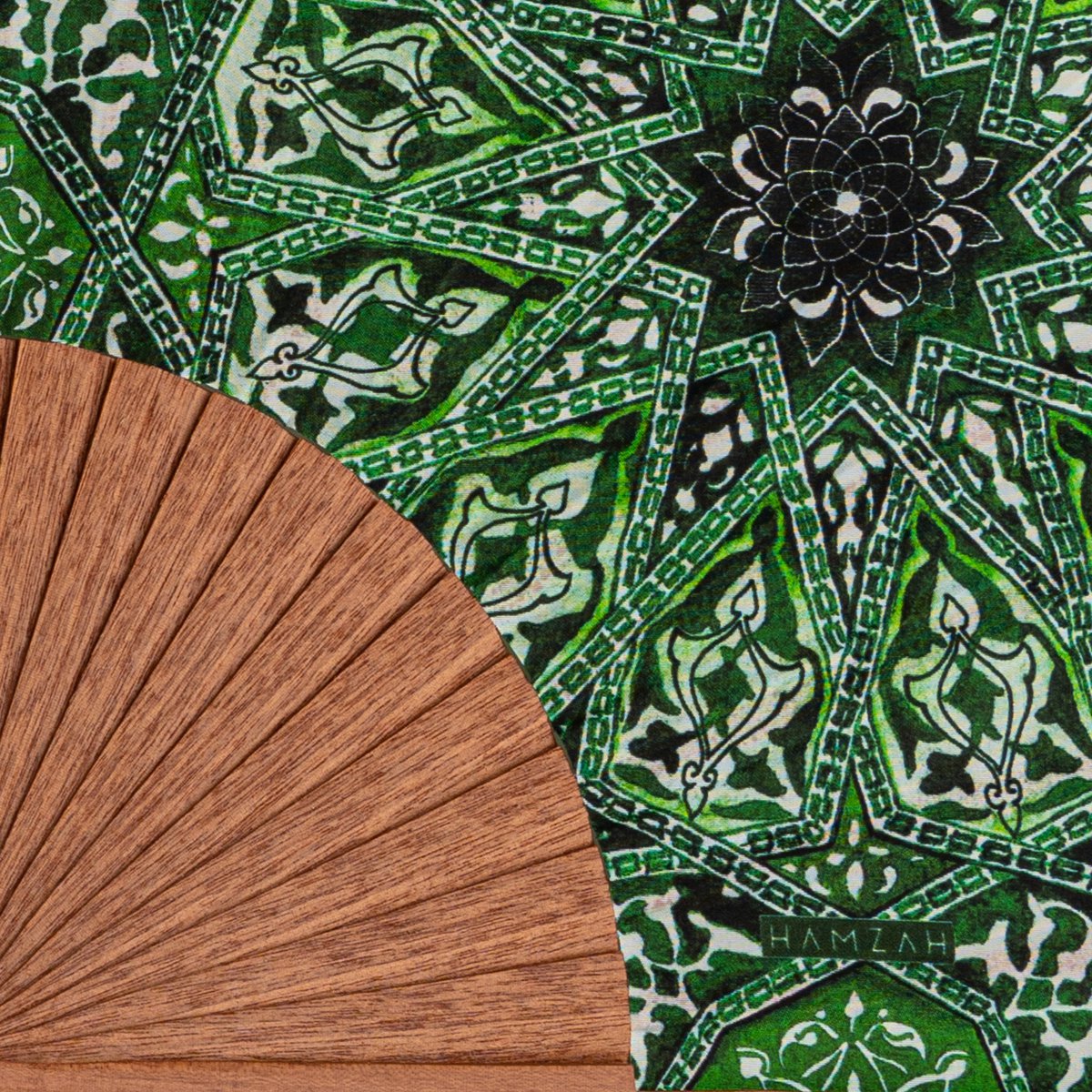 Ventilador de manos de seda verde con madera turca
