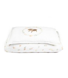Soft, floral-patterned duvet cover in white, featuring delicate orange and yellow flowers. Made of high-quality materials for a comfortable and stylish bedroom.