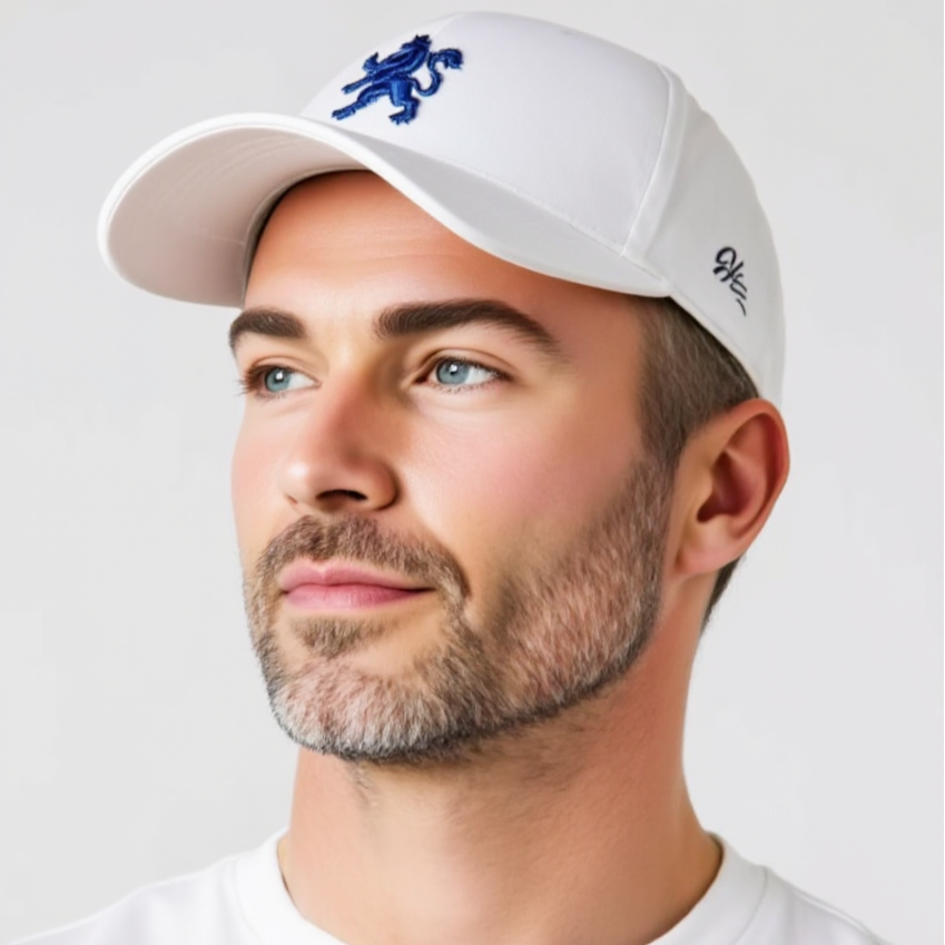 O.Leo Baseballkappe – Weiß – Blauer Löwe – Pride-Flagge – Unisex