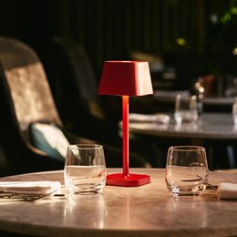 Lampe de table rechargeable rouge Ava Berry