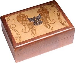 Gravierte Holzkiste mit Engelmotiv