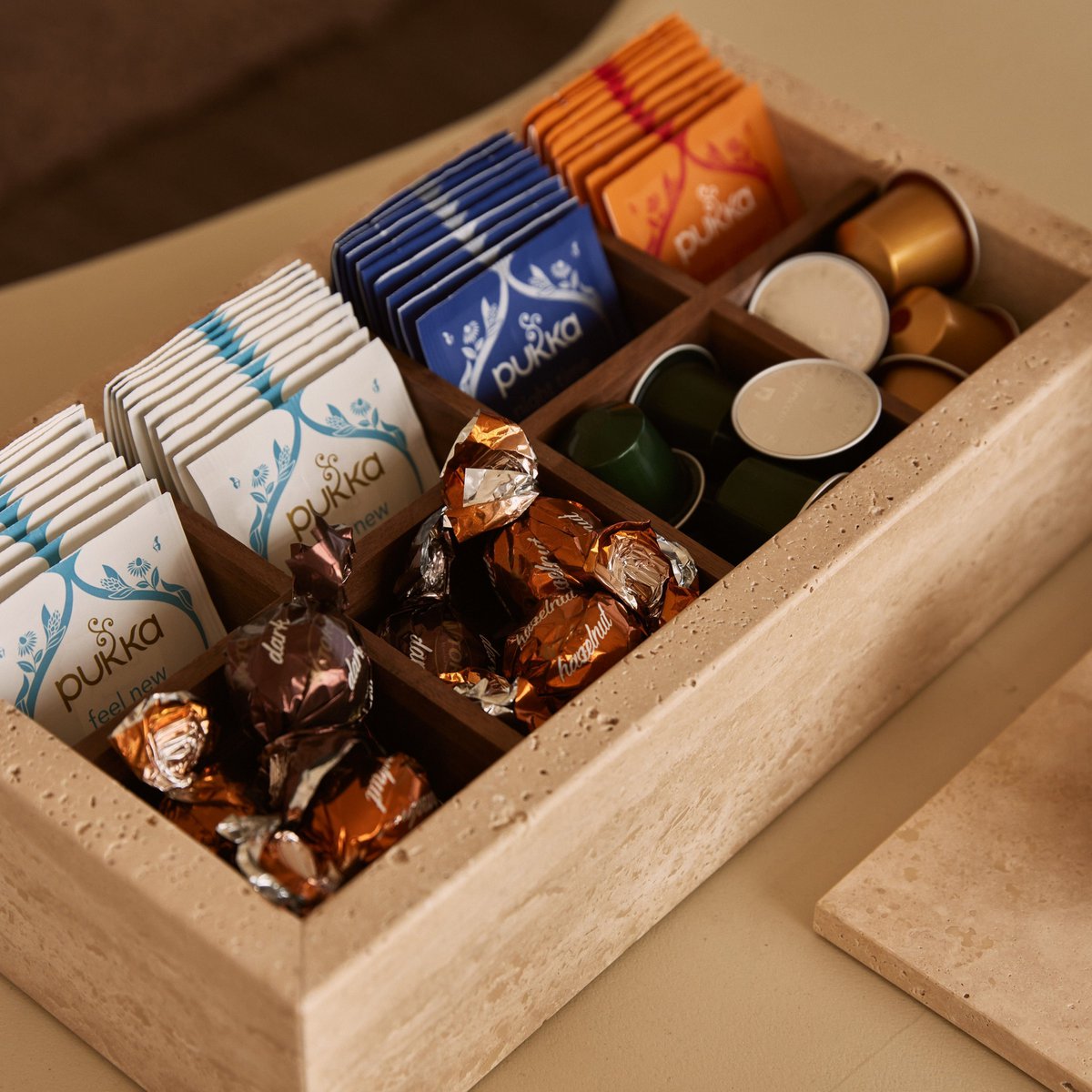Trawertynowy organizer o wymiarach 32,5x17,5x8cm