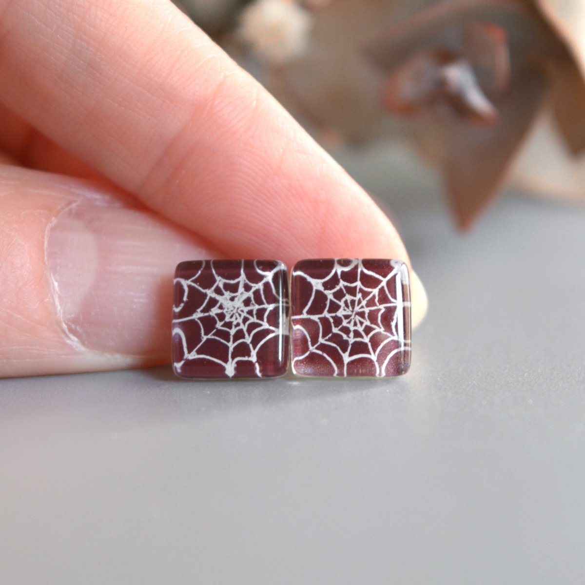 Boucles d'oreilles uniques en toile d'araignée, Couleur violet foncé, Verre recyclé et argent sterling