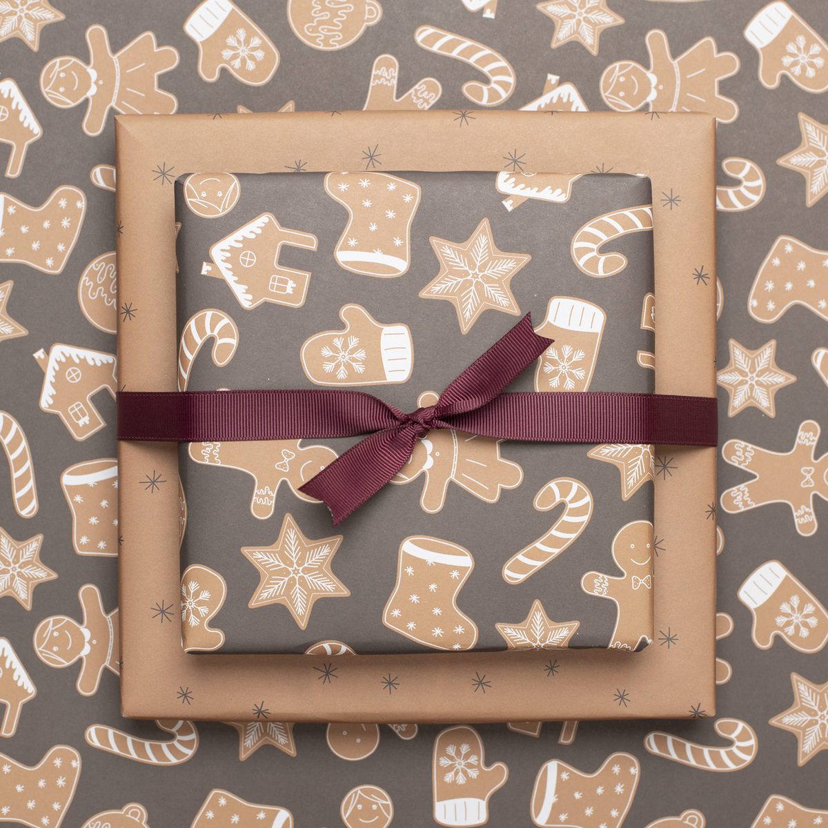 Papel de regalo de doble cara Navidad "pan de jengibre" Galletas navideñas en color beige y marrón fabricado con papel 100% reciclado