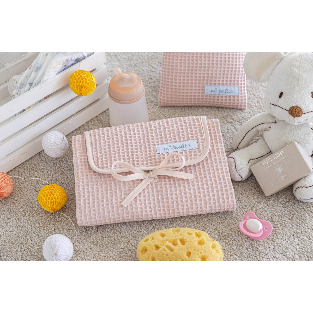 Portable, foldable and waterproof baby changing mat. 100% waffle cotton fabric. Easy to store in the mother's bag. Ideal for a newborn gift.