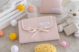 Portable, foldable and waterproof baby changing mat. 100% waffle cotton fabric. Easy to store in the mother's bag. Ideal for a newborn gift.