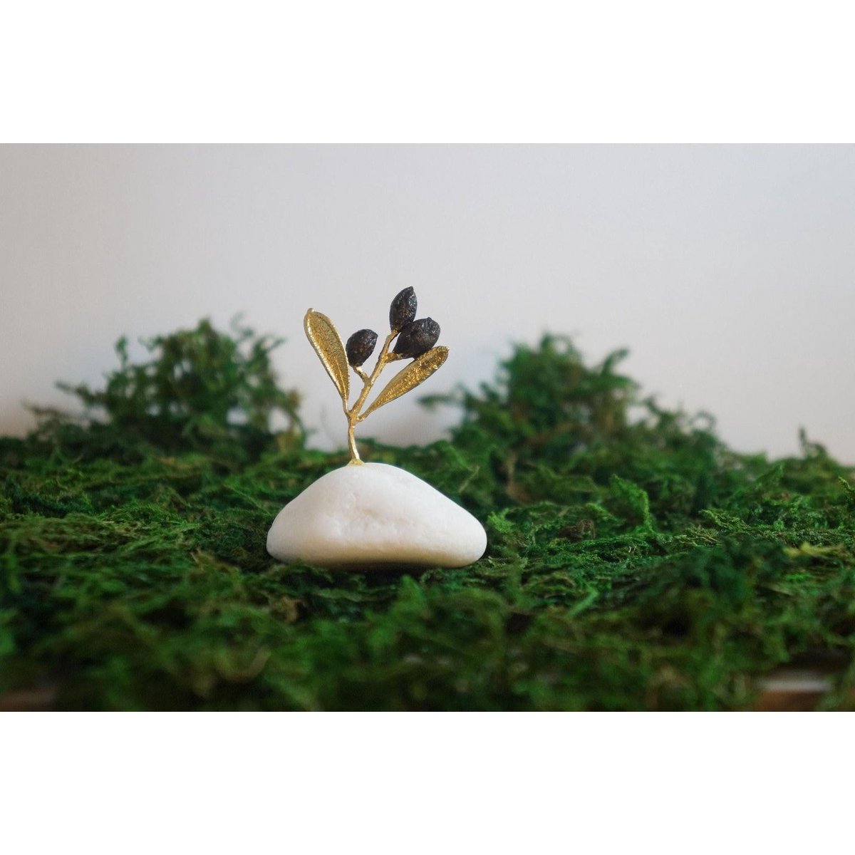 Dekorative Olivenzweig-Goldskulptur, handgefertigte Baumstatue für Wohndekoration, einzigartiges Geschenk, vergoldetes Messing, minimalistisches Design