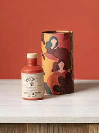  Coratina olive oil gift box set with illustrated female portraits, warm earth tones, premium glass bottles, elegant packaging.