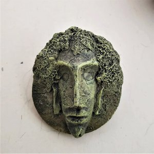 Handgemaakte papier-maché-masker-broche