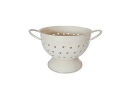 A beige colander with heart-shaped perforations, measuring 21 cm, from the Isabelle Rose brand. The colander is suitable for straining and draining food items.