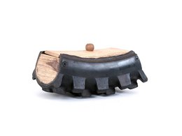 Reifenbox aus recyceltem Motorradreifen und Fraké-Holz Upcycling