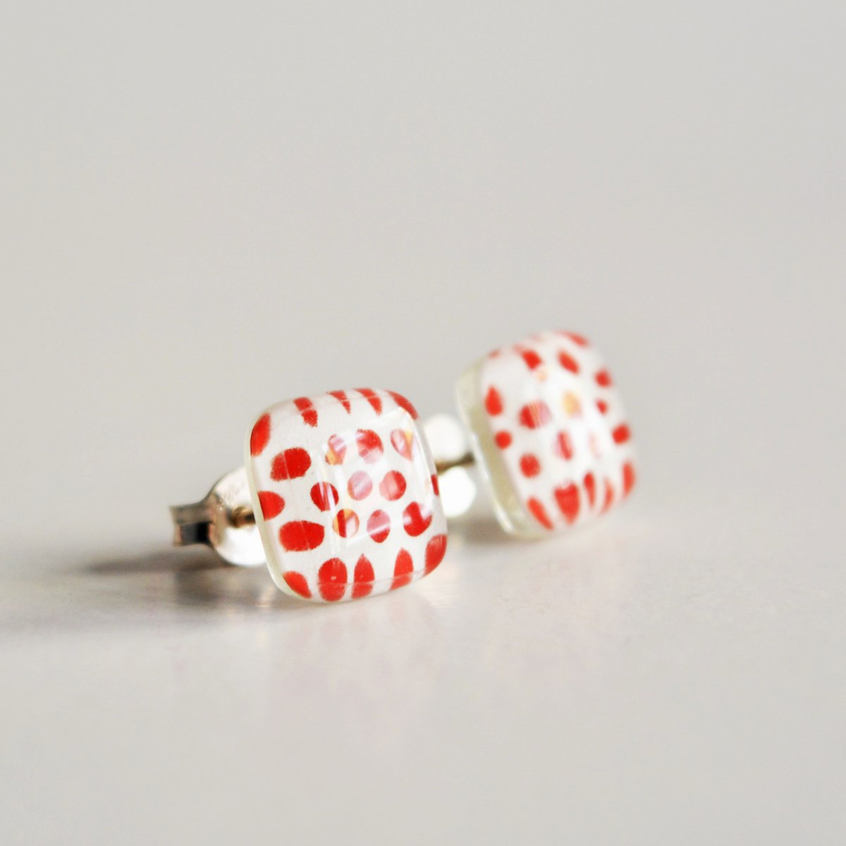 Kleine rote Polka Dot-Ohrringe mit Ohrsteckern aus Sterlingsilber
