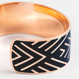 Schwarzes Emaille Manschettenarmband rosa Finish