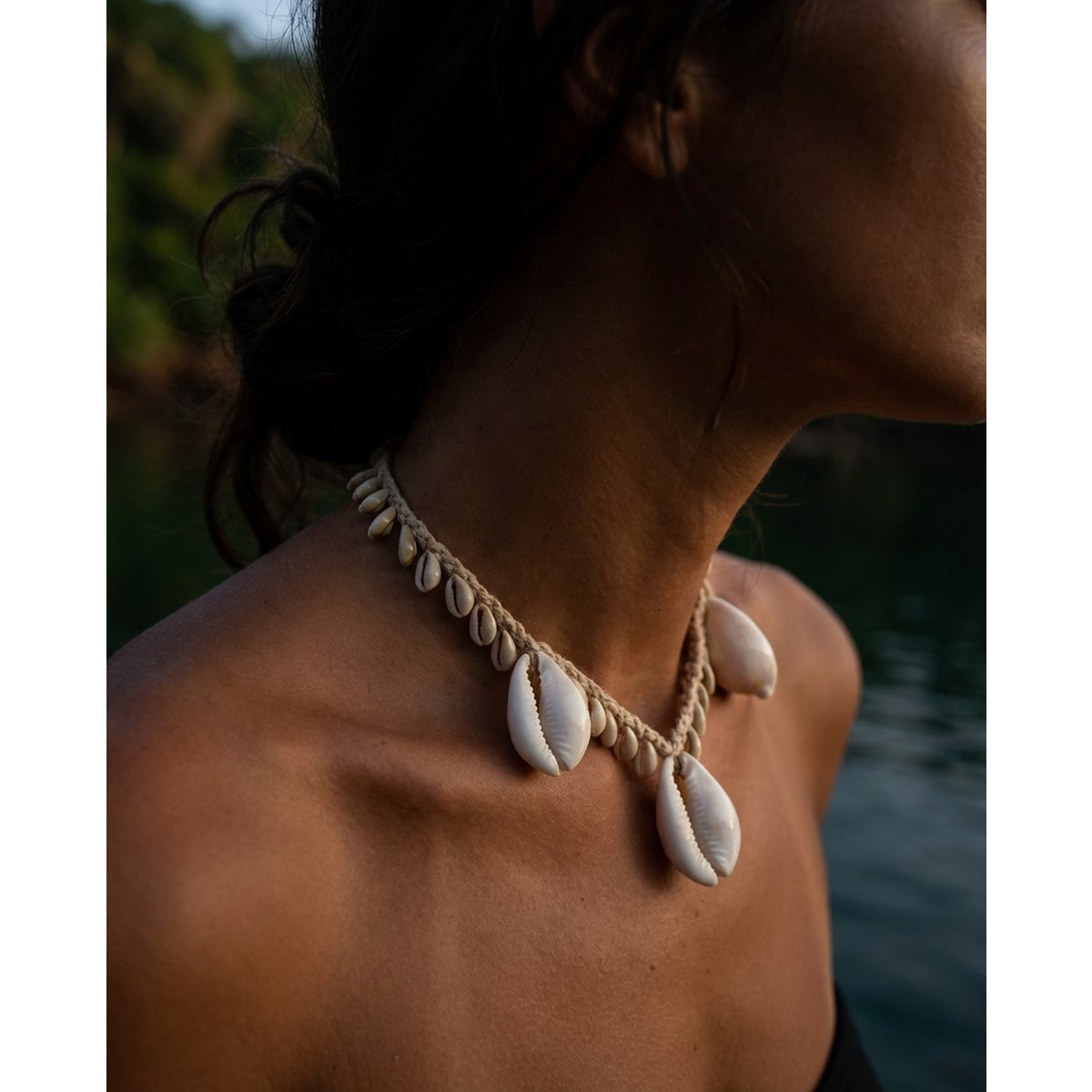 De grote witte kaurischelp ketting