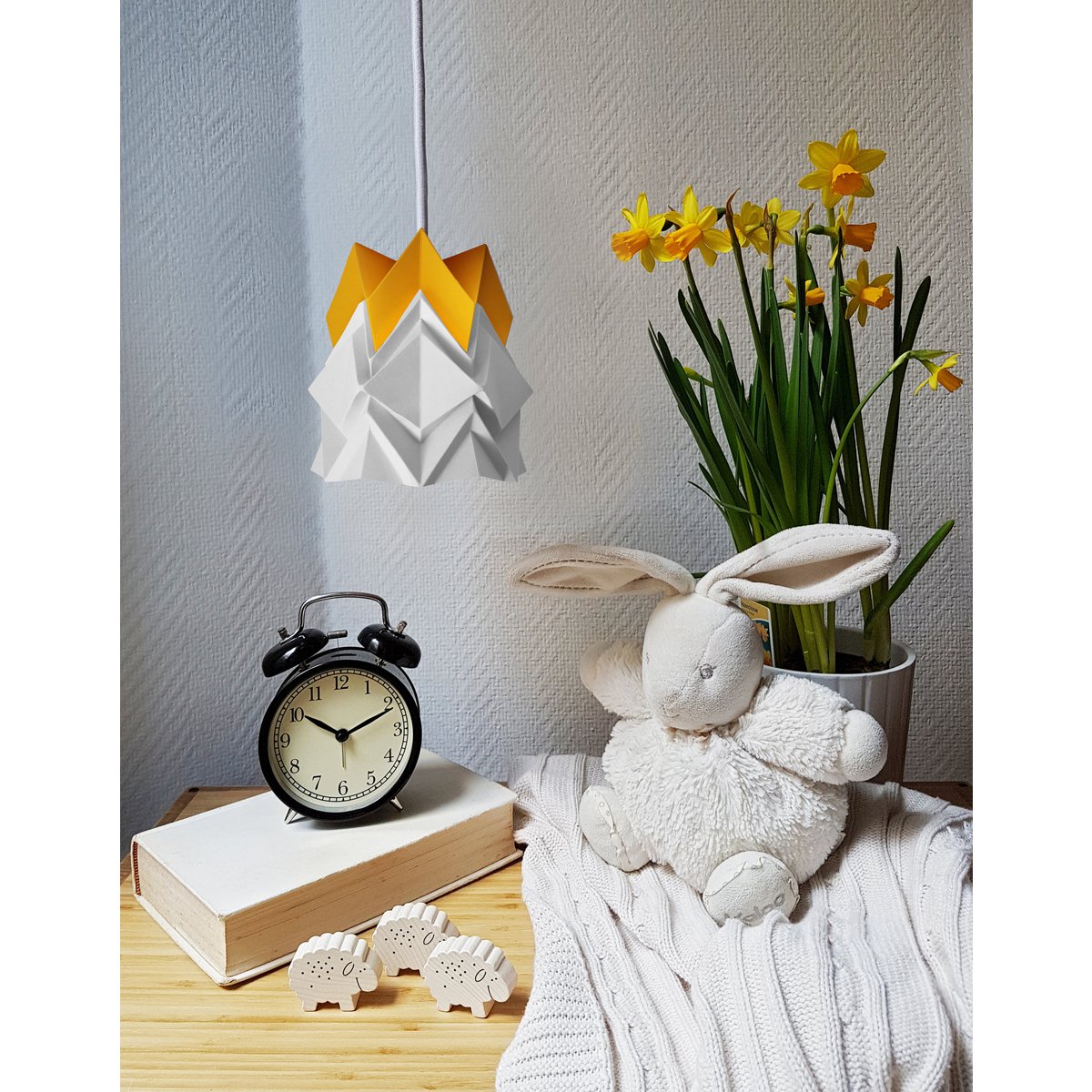Holzwandleuchte und kleine zweifarbige Origami-Papierpendelleuchte