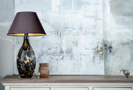 Bordlampe af glas smal plettet med sort lampeskærm