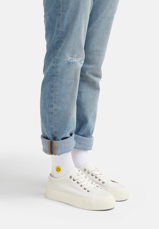 Organisk kvart sokker smiley - korte hvide sokker med broderet smiley