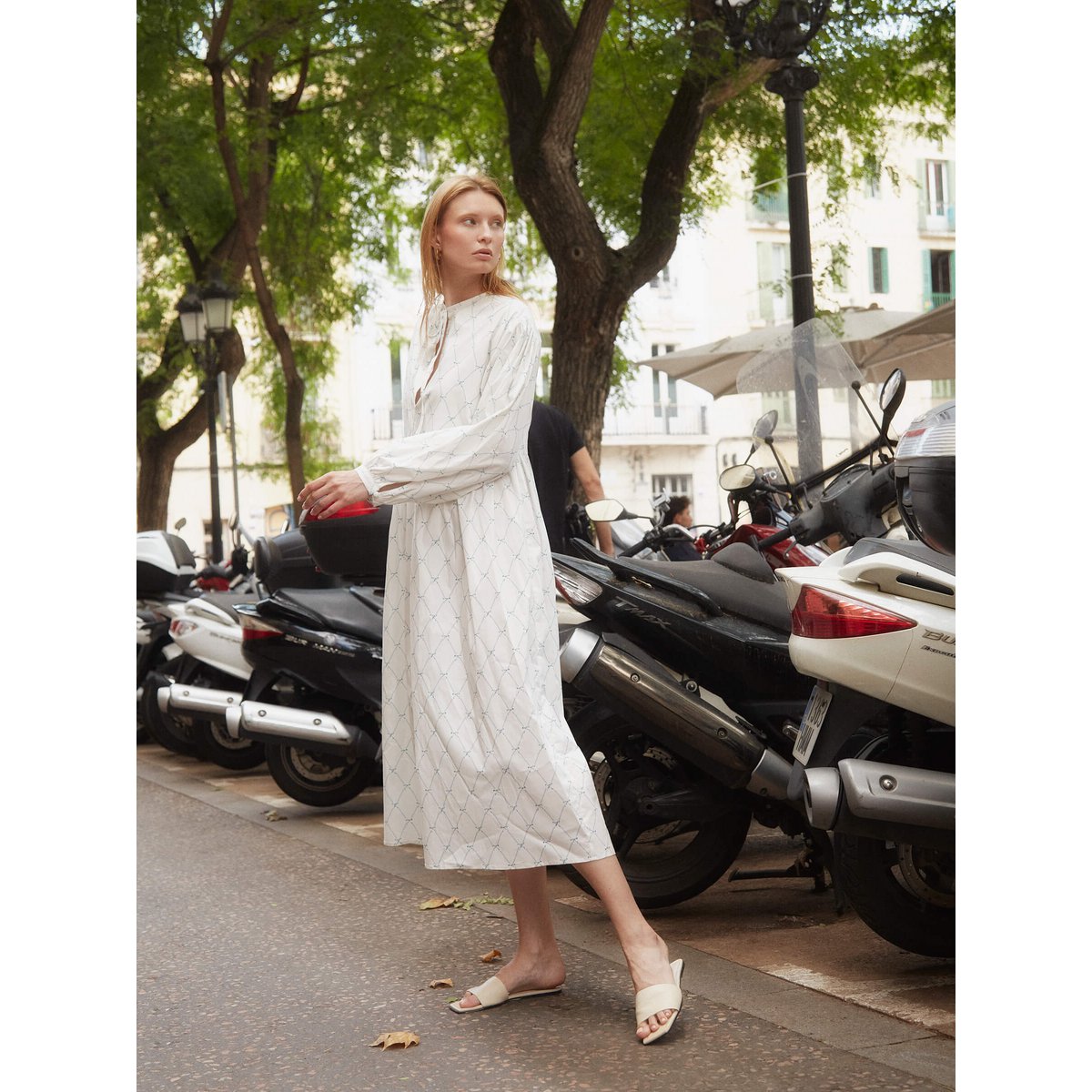 Vestido blanco con estampado de lazo Cityscape