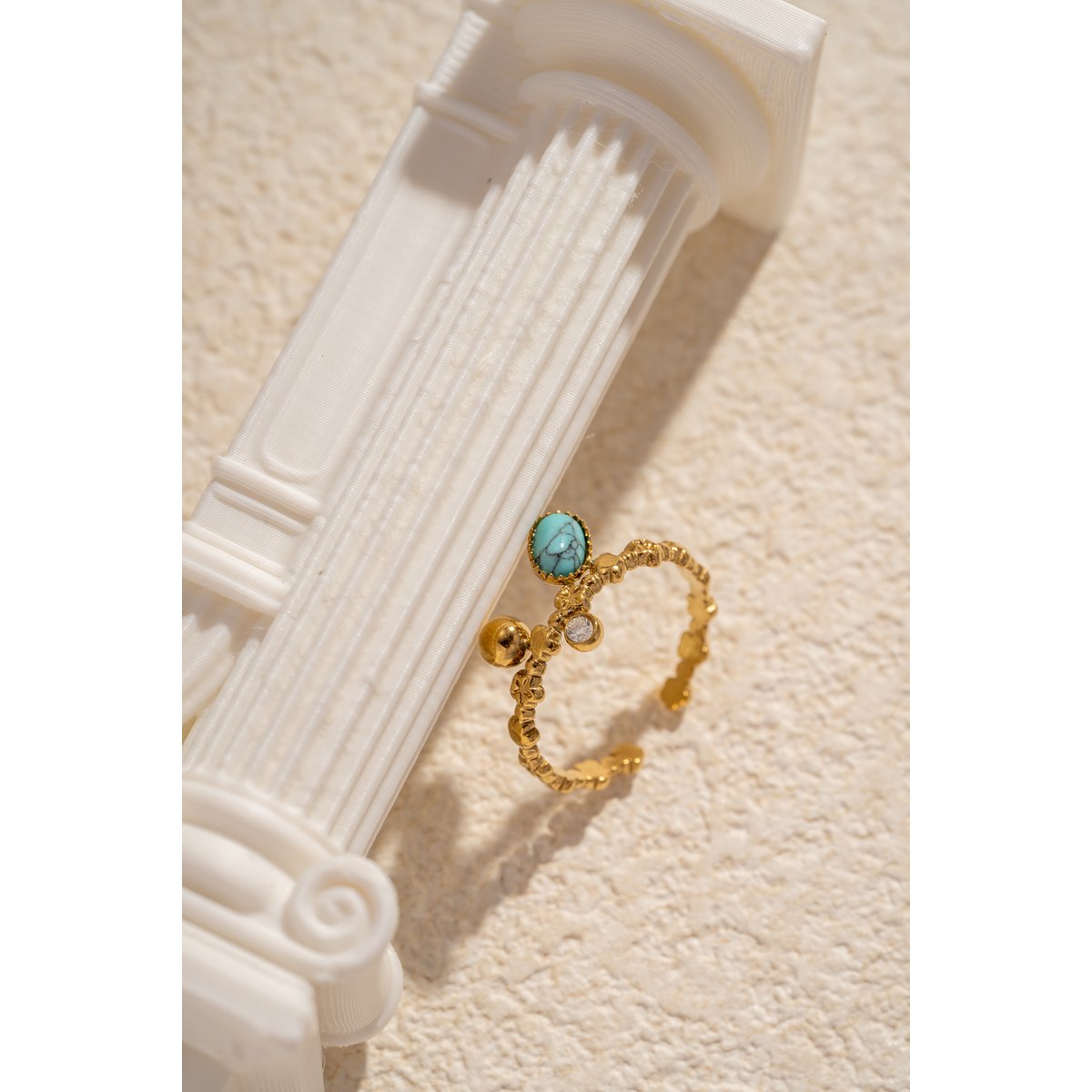 Verstelbare gouden stalen ring met ovale steen en strass
