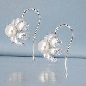 925 Sterling Silver Botanical Earrings with Freshwater Pearls – OHR925-146