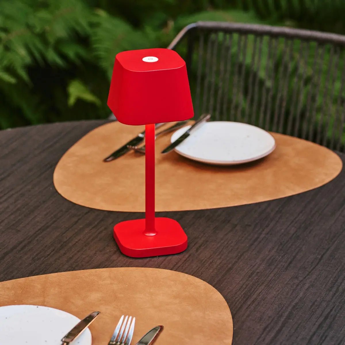 Lampe de table rechargeable rouge Ava Berry