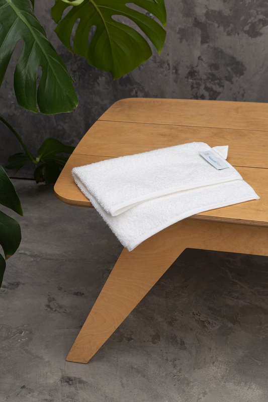 Asciugamano per il viso in spugna di canapa di colore bianco