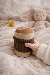 Sonajero de copa de capuchino bordado – Juguete sensorial hecho a mano