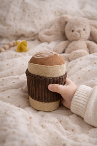 Gestickte Rassel für Cappuccino-Tassen – handgefertigtes Sinnesspielzeug