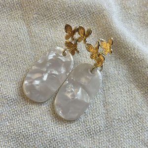 Weißer Anhänger mit Schmetterling