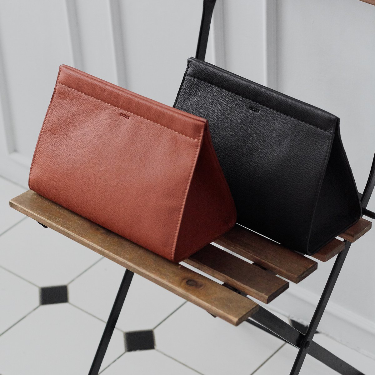 Borsa da toilette minimalista in pelle nera con sistema di chiusura magnetica